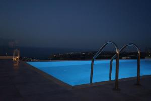 Bazén v ubytovaní Eva Villas West with infinity pool & and panoramic sea view alebo v jeho blízkosti