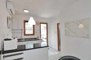 Kuchyňa alebo kuchynka v ubytovaní Murter Pod Raduč apartman