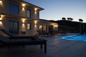 Bazén v ubytovaní Eva Villas West with infinity pool & and panoramic sea view alebo v jeho blízkosti