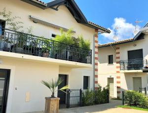 Afbeelding uit fotogalerij van RESIDENCE 7 maison mitoyenne moderne quartier aiguillon in Arcachon +7 foto's