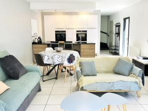 a living room with a couch and a table at RESIDENCE 7 maison mitoyenne moderne quartier aiguillon in Arcachon