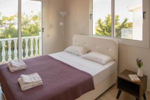 Ένα ή περισσότερα κρεβάτια σε δωμάτιο στο Villa Ruby Nissi Beach +16 φωτογραφίες