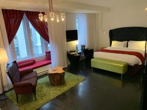 Postel nebo postele na pokoji v ubytování Hotel Chez Swann
