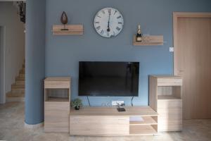 Μια τηλεόραση ή/και κέντρο ψυχαγωγίας στο Villa Ruby Nissi Beach