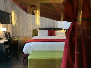 Postel nebo postele na pokoji v ubytování Hotel Chez Swann