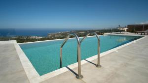 Bazén v ubytovaní Eva Villas West with infinity pool & and panoramic sea view alebo v jeho blízkosti
