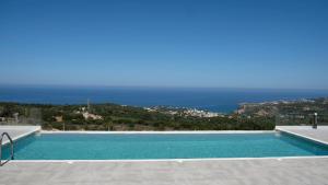 Bazén v ubytovaní Eva Villas West with infinity pool & and panoramic sea view alebo v jeho blízkosti