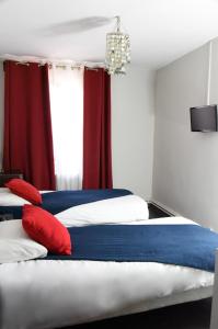 Cama ou camas em um quarto em Hotel de la Placette Barcelonnette