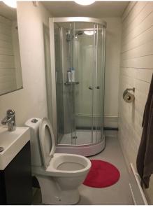 Et badeværelse på Apartment with shared bathroom in central Kiruna 2