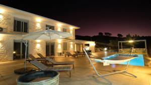 Bazén v ubytovaní Eva Villas West with infinity pool & and panoramic sea view alebo v jeho blízkosti