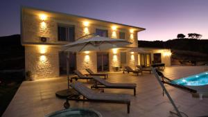 Bazén v ubytovaní Eva Villas West with infinity pool & and panoramic sea view alebo v jeho blízkosti