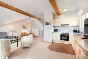 Precise Resort Rügen Apartments & SPLASH Erlebniswelt的厨房或小厨房