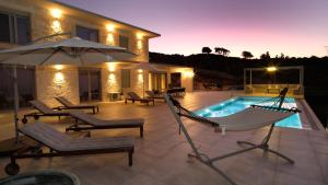 Bazén v ubytovaní Eva Villas West with infinity pool & and panoramic sea view alebo v jeho blízkosti