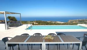 Bazén v ubytovaní Eva Villas West with infinity pool & and panoramic sea view alebo v jeho blízkosti