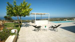 Bazén v ubytovaní Eva Villas West with infinity pool & and panoramic sea view alebo v jeho blízkosti