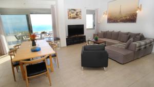 Posedenie v ubytovaní Eva Villas West with infinity pool & and panoramic sea view