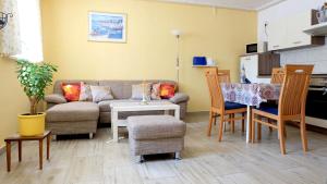 a living room with a couch and a table and chairs at Sylvias Ferienwohnung Nr6 souterrain in Görlitz