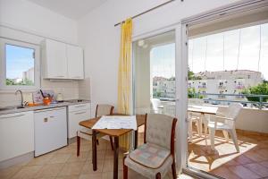 Kuchyň nebo kuchyňský kout v ubytování Apartmani Srzic