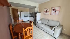 Kuchyňa alebo kuchynka v ubytovaní Apartamentos Coral Do Mar II