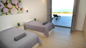 Posteľ alebo postele v izbe v ubytovaní Eva Villas West with infinity pool & and panoramic sea view
