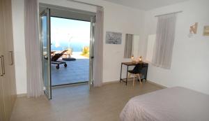 Posteľ alebo postele v izbe v ubytovaní Eva Villas West with infinity pool & and panoramic sea view