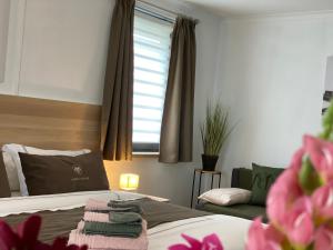 una camera con letto e finestra con fiori rosa di Hotel The New Fox ad Affligem