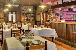 Nápoje v ubytování Hostal Rural Txapi Txuri Logis Hotels