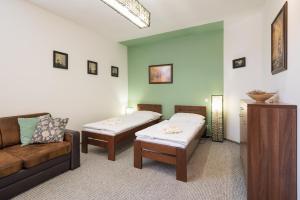 salon z 2 łóżkami i kanapą w obiekcie Penzion Troja w mieście Lipany