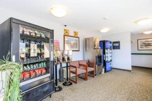 uma loja com dois frigoríficos e um balcão com bebidas em Altona Hotel em Altona