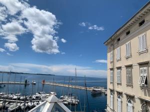 une vue d'une marina avec des bateaux dans l'eau dans l'établissement Studio Urban, à Piran