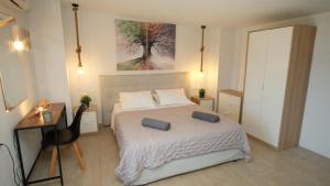 Posteľ alebo postele v izbe v ubytovaní Eva Villas West with infinity pool & and panoramic sea view + 37 fotografií
