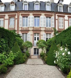 ドーヴィルにあるduplex/jardin Deauville centreの大きな建物