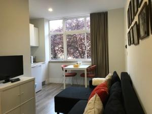 TV a/nebo společenská místnost v ubytování Romantic 1 Bedroom Apartment at Roma Avenue - 1C