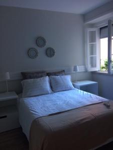 una camera da letto con un letto e due specchi sul muro di Romantic 1 Bedroom Apartment at Roma Avenue - 1C a Lisbona