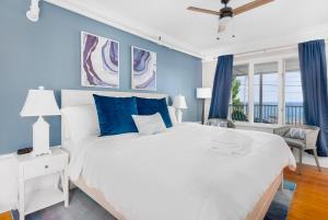 A bed or beds in a room at The Cove at Rockport