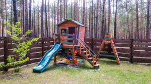 - une aire de jeux avec 2 toboggans et une maison de jeux dans l'établissement Domek Nad Wodą, à Majdan Sopocki