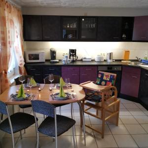 Kuchyň nebo kuchyňský kout v ubytování Komfortable großzügige Ferienwohnung am Park