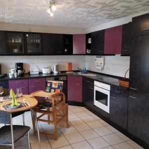 Kuchyň nebo kuchyňský kout v ubytování Komfortable großzügige Ferienwohnung am Park