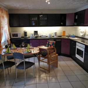 Kuchyň nebo kuchyňský kout v ubytování Komfortable großzügige Ferienwohnung am Park + 5 fotografií