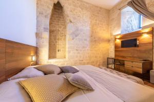 Postel nebo postele na pokoji v ubytování Heritage Hotel Maskovica Han