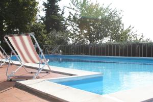- Silla de césped junto a la piscina en Holidays In The Heart Of Chianti, en Tavarnelle in Val di Pesa