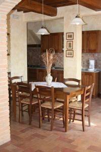 cocina con mesa de comedor y sillas en Holidays In The Heart Of Chianti, en Tavarnelle in Val di Pesa