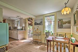 Η κουζίνα ή μικρή κουζίνα στο Rustic-Chic Cottage with Yard and Grill - Near Hiking! +23 φωτογραφίες