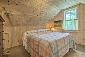 Ένα ή περισσότερα κρεβάτια σε δωμάτιο στο Rustic-Chic Cottage with Yard and Grill - Near Hiking!