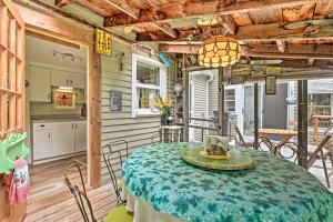 Η κουζίνα ή μικρή κουζίνα στο Rustic-Chic Cottage with Yard and Grill - Near Hiking!