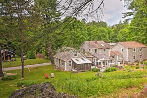 Κήπος έξω από το Rustic-Chic Cottage with Yard and Grill - Near Hiking!