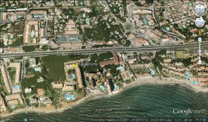 eine Karte einer Stadt mit Strand und Meer in der Unterkunft Mi Capricho in Sitio de Calahonda