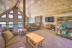 A seating area at Newly Renovated Garden Valley Cabin with Hot Tub