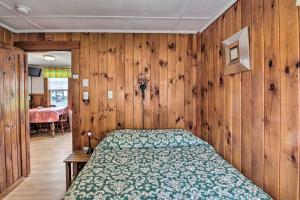 Photo de la galerie de l'établissement Charming Laconia Cottage Walk to Weirs Beach, à Laconia