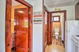 Foto dalla galleria di Weirs Channel Cottage with Beach Access! a Laconia